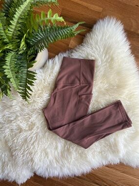 Athleta Salutation Stash Pocket II Capri Leggings Size S Mauve